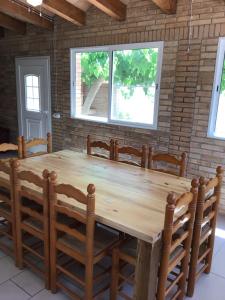Cette chambre comprend une grande table en bois et des fenêtres. dans l'établissement Holiday Home Paquita SB, à Riumar