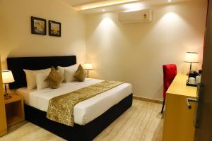 Tempat tidur dalam kamar di Hotel Malbork Inn Rajouri Garden Delhi - Couple Friendly Local IDs Accepted