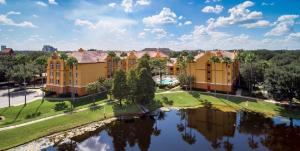 een luchtzicht op een gebouw met een rivier bij SureStay Plus by Best Western Orlando Lake Buena Vista in Orlando
