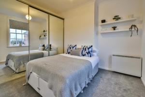 a bedroom with two beds and a mirror at Florence Apartment - FREE PARKING in York