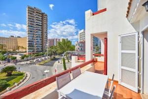 Nura Houses Duplex Magaluf 5 في ماغالوف: بلكونه بطاوله بيضاء واطلاله على مدينه