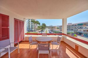 a balcony with a table and chairs and a view of a street at Nura Houses Duplex Magaluf 4 in Magaluf