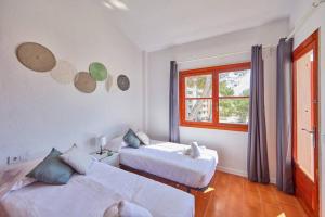 Кровать или кровати в номере Nura Houses Duplex Magaluf 4