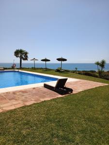 Amplio apartamento en Portofino Alcaidesa tesisinde veya buraya yakın yüzme havuzu