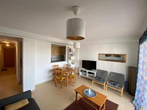 sala de estar con sofá y mesa en Apartamentos Punta Canaret Altamar, en Alcossebre