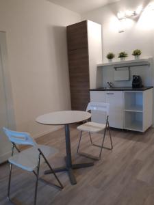 A kitchen or kitchenette at Bed&breakfast BBqueen Sandonato Policlinico