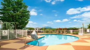 Bazén v ubytování Holiday Inn Express Pigeon Forge – Sevierville, an IHG Hotel nebo v jeho okolí