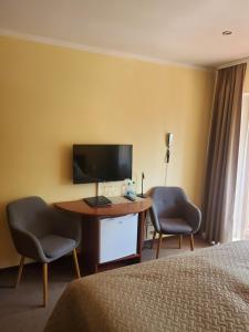 TV a/nebo společenská místnost v ubytování Hotel Green Smiltynė