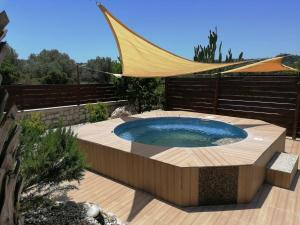 Bazén v ubytovaní Emerald Dream Apartment alebo v jeho blízkosti