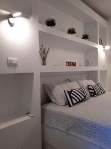 A bed or beds in a room at Bed&breakfast BBqueen Sandonato Policlinico