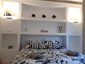 A bed or beds in a room at Bed&breakfast BBqueen Sandonato Policlinico