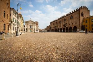 a cobblestone street in a city with buildings at Topazio suite in Mantova