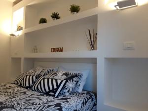 A bed or beds in a room at Bed&breakfast BBqueen Sandonato Policlinico