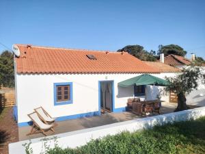 une maison blanche avec un toit orange dans l'établissement QUINTA DAS TEIMOSAS by Stay in Alentejo, à Cercal 28 autres photos