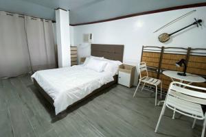Ein Bett oder Betten in einem Zimmer der Unterkunft Toliz Beach House -Sipaway Island San Carlos City
