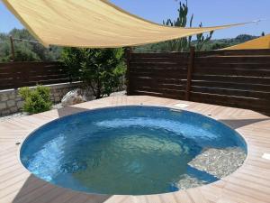 Bazén v ubytovaní Emerald Dream Apartment alebo v jeho blízkosti