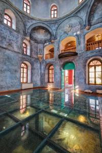 カヴァラにあるHalil Bey Luxury Apartmentsの大きなお部屋で、建物内に水のプールがあります。