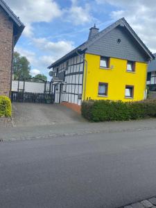 シュライデンにあるHaus Bieneの通路側黄色い家