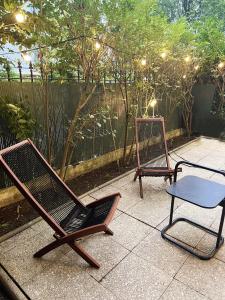 2 sillas y una mesa en el patio en Charme et Passion By UTA HOUSE, en Saint-Denis