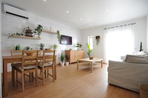 Una sala de estar con una mesa y un comedor. en Lagos Central Apartments Ap 10, en Lagos