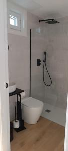 a bathroom with a bath tub and a shower at Pensión Mar in Portomarin