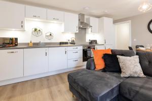 a living room with a couch and a kitchen at The Courtyard in Southampton