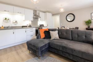 a living room with a couch and a kitchen at The Courtyard in Southampton