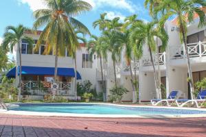 un resort con piscina e palme di Chrisann's Hidden Cove-2 Bedroom a St Mary