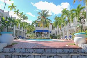 un cortile con palme e una piscina di Chrisann's Hidden Cove-2 Bedroom a St Mary
