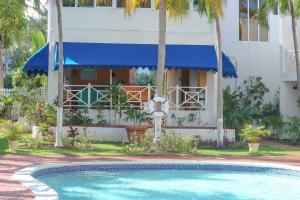 una casa con piscina di fronte a un edificio di Chrisann's Hidden Cove-2 Bedroom a St Mary