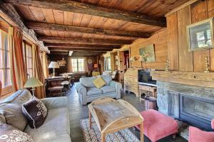 a living room filled with furniture and a fireplace at Chalet Nouchka VERB120 in Verbier