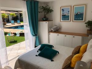 LA MAISON DE LA DUNE - Chambres Climatisées - Jacuzzi 1ère séance offerte - Piscine chauffée avec Abri Amovible - Plage située à 200m, accès direct par le bois的休息区