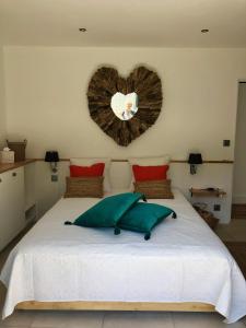 LA MAISON DE LA DUNE - Chambres Climatisées - Jacuzzi 1ère séance offerte - Piscine chauffée avec Abri Amovible - Plage située à 200m, accès direct par le bois客房内的一张或多张床位