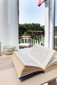 een open boek op een tafel naast een raam bij Hotel Brennero in Verona