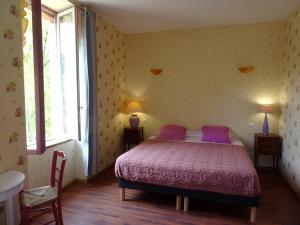 Un pat sau paturi într-o cameră la Auberg'IN !
