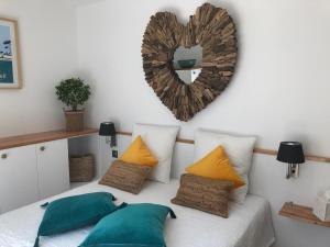 LA MAISON DE LA DUNE - Chambres Climatisées - Jacuzzi 1ère séance offerte - Piscine chauffée avec Abri Amovible - Plage située à 200m, accès direct par le bois客房内的一张或多张床位