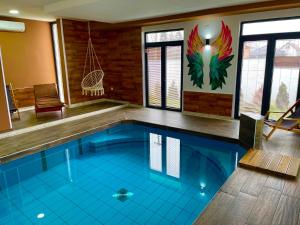 una piscina en una casa con piscina en Vila Sky Kragujevac, en Kragujevac