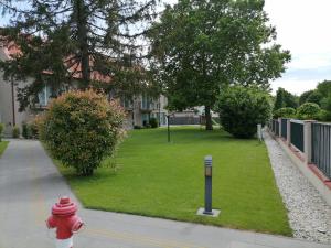 una boca de incendios roja al lado de un patio en Kapitány apartman, en Siófok