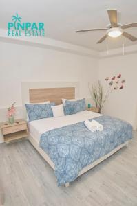 1 dormitorio con 1 cama grande y edredón azul en Villa Blanca Beach Club, en Punta Cana