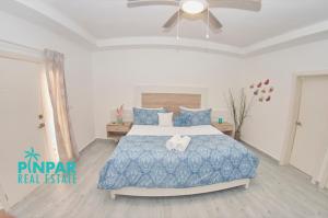 sypialnia z łóżkiem i wentylatorem sufitowym w obiekcie Villa Blanca Beach Club w Punta Cana