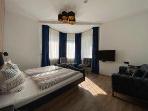 um quarto com uma cama e uma sala de estar em Parkhotel em Rottweil