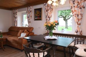 uma sala de estar com uma mesa e um sofá em Haus Wilma em Dieschitz
