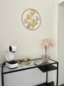 een glazen tafel met een blender en bloemen erop bij Elite rooms Split - FREE PARKING in Split