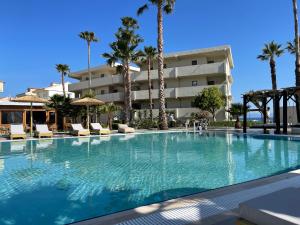 Bazén v ubytovaní Ixia Dream hotel - Adults only alebo v jeho blízkosti