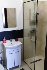 W łazience znajduje się umywalka i prysznic. w obiekcie Pokoje KRASKA 36 w mieście Łomża