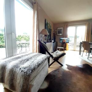 1 dormitorio con cama y ventana grande en Chambre et jardin en Bayonne