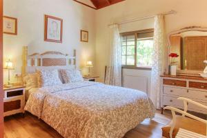 Una cama o camas en una habitación de Casa Rosales with Pool & Wifi
