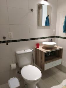 Apartamento Copacabana: aconchego, conforto, privacidade في ريو دي جانيرو: حمام به مرحاض أبيض ومغسلة