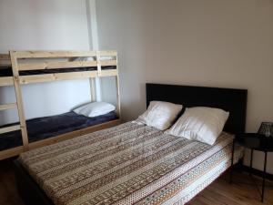 ein Schlafzimmer mit einem Etagenbett mit zwei Kissen in der Unterkunft Pleine vue in Cassis