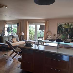 uma cozinha com uma grande ilha numa sala de estar em Chambre et jardin em Baiona